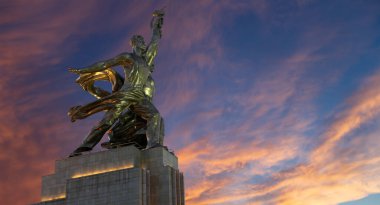 MOSCOW, RUSSIA - Haziran 05 2021: Ünlü Sovyet anıtı Rabochiy i Kolkhoznitsa (İşçi ve Kolkhoz Kadını veya İşçi ve Kolektif Çiftçi) heykeltıraş Vera Mukhina, Moskova, Rusya. 1937 'de yapılmış.   
