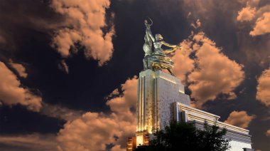 MOSCOW, RUSSIA - Haziran 05 2021: Ünlü Sovyet anıtı Rabochiy i Kolkhoznitsa (İşçi ve Kolkhoz Kadını veya İşçi ve Kolektif Çiftçi) heykeltıraş Vera Mukhina, Moskova, Rusya. 1937 'de yapılmış.   