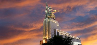 MOSCOW, RUSSIA - Haziran 05 2021: Ünlü Sovyet anıtı Rabochiy i Kolkhoznitsa (İşçi ve Kolkhoz Kadını veya İşçi ve Kolektif Çiftçi) heykeltıraş Vera Mukhina, Moskova, Rusya. 1937 'de yapılmış.   