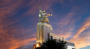 MOSCOW, RUSSIA - Haziran 05 2021: Ünlü Sovyet anıtı Rabochiy i Kolkhoznitsa (İşçi ve Kolkhoz Kadını veya İşçi ve Kolektif Çiftçi) heykeltıraş Vera Mukhina, Moskova, Rusya. 1937 'de yapılmış.   