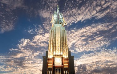 MOSCOW, RUSSIA - Haziran 05 2021: Ünlü Sovyet anıtı Rabochiy i Kolkhoznitsa (İşçi ve Kolkhoz Kadını veya İşçi ve Kolektif Çiftçi) heykeltıraş Vera Mukhina, Moskova, Rusya. 1937 'de yapılmış.   