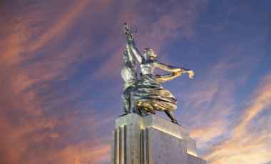 MOSCOW, RUSSIA - Haziran 05 2021: Ünlü Sovyet anıtı Rabochiy i Kolkhoznitsa (İşçi ve Kolkhoz Kadını veya İşçi ve Kolektif Çiftçi) heykeltıraş Vera Mukhina, Moskova, Rusya. 1937 'de yapılmış.   
