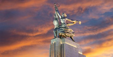 MOSCOW, RUSSIA - Haziran 05 2021: Ünlü Sovyet anıtı Rabochiy i Kolkhoznitsa (İşçi ve Kolkhoz Kadını veya İşçi ve Kolektif Çiftçi) heykeltıraş Vera Mukhina, Moskova, Rusya. 1937 'de yapılmış.   