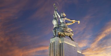MOSCOW, RUSSIA - Haziran 05 2021: Ünlü Sovyet anıtı Rabochiy i Kolkhoznitsa (İşçi ve Kolkhoz Kadını veya İşçi ve Kolektif Çiftçi) heykeltıraş Vera Mukhina, Moskova, Rusya. 1937 'de yapılmış.   