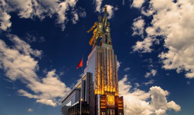 MOSCOW, RUSSIA - Haziran 05 2021: Ünlü Sovyet anıtı Rabochiy i Kolkhoznitsa (İşçi ve Kolkhoz Kadını veya İşçi ve Kolektif Çiftçi) heykeltıraş Vera Mukhina, Moskova, Rusya. 1937 'de yapılmış.   
