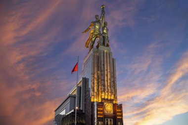MOSCOW, RUSSIA - Haziran 05 2021: Ünlü Sovyet anıtı Rabochiy i Kolkhoznitsa (İşçi ve Kolkhoz Kadını veya İşçi ve Kolektif Çiftçi) heykeltıraş Vera Mukhina, Moskova, Rusya. 1937 'de yapılmış.   