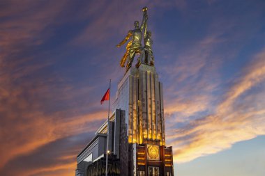 MOSCOW, RUSSIA - Haziran 05 2021: Ünlü Sovyet anıtı Rabochiy i Kolkhoznitsa (İşçi ve Kolkhoz Kadını veya İşçi ve Kolektif Çiftçi) heykeltıraş Vera Mukhina, Moskova, Rusya. 1937 'de yapılmış.   