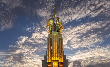 MOSCOW, RUSSIA - Haziran 05 2021: Ünlü Sovyet anıtı Rabochiy i Kolkhoznitsa (İşçi ve Kolkhoz Kadını veya İşçi ve Kolektif Çiftçi) heykeltıraş Vera Mukhina, Moskova, Rusya. 1937 'de yapılmış.   