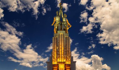 MOSCOW, RUSSIA - Haziran 05 2021: Ünlü Sovyet anıtı Rabochiy i Kolkhoznitsa (İşçi ve Kolkhoz Kadını veya İşçi ve Kolektif Çiftçi) heykeltıraş Vera Mukhina, Moskova, Rusya. 1937 'de yapılmış.   