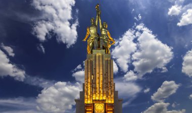 MOSCOW, RUSSIA - Haziran 05 2021: Ünlü Sovyet anıtı Rabochiy i Kolkhoznitsa (İşçi ve Kolkhoz Kadını veya İşçi ve Kolektif Çiftçi) heykeltıraş Vera Mukhina, Moskova, Rusya. 1937 'de yapılmış.   