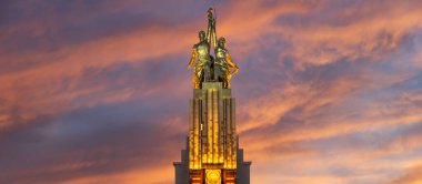 MOSCOW, RUSSIA - Haziran 05 2021: Ünlü Sovyet anıtı Rabochiy i Kolkhoznitsa (İşçi ve Kolkhoz Kadını veya İşçi ve Kolektif Çiftçi) heykeltıraş Vera Mukhina, Moskova, Rusya. 1937 'de yapılmış.   