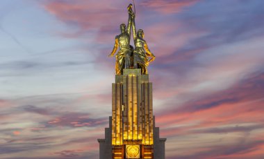 MOSCOW, RUSSIA - Haziran 05 2021: Ünlü Sovyet anıtı Rabochiy i Kolkhoznitsa (İşçi ve Kolkhoz Kadını veya İşçi ve Kolektif Çiftçi) heykeltıraş Vera Mukhina, Moskova, Rusya. 1937 'de yapılmış.   