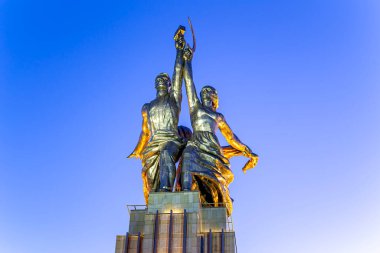 MOSCOW, RUSSIA - Haziran 05 2021: Ünlü Sovyet anıtı Rabochiy i Kolkhoznitsa (İşçi ve Kolkhoz Kadını veya İşçi ve Kolektif Çiftçi) heykeltıraş Vera Mukhina, Moskova, Rusya. 1937 'de yapılmış.   