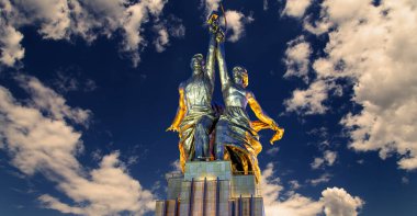 MOSCOW, RUSSIA - Haziran 05 2021: Ünlü Sovyet anıtı Rabochiy i Kolkhoznitsa (İşçi ve Kolkhoz Kadını veya İşçi ve Kolektif Çiftçi) heykeltıraş Vera Mukhina, Moskova, Rusya. 1937 'de yapılmış.   