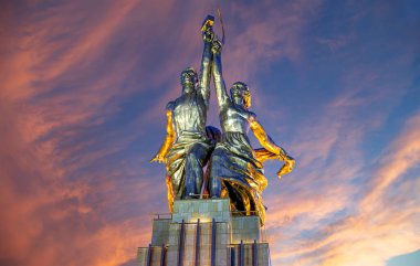 MOSCOW, RUSSIA - Haziran 05 2021: Ünlü Sovyet anıtı Rabochiy i Kolkhoznitsa (İşçi ve Kolkhoz Kadını veya İşçi ve Kolektif Çiftçi) heykeltıraş Vera Mukhina, Moskova, Rusya. 1937 'de yapılmış.   
