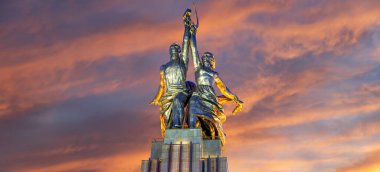 MOSCOW, RUSSIA - Haziran 05 2021: Ünlü Sovyet anıtı Rabochiy i Kolkhoznitsa (İşçi ve Kolkhoz Kadını veya İşçi ve Kolektif Çiftçi) heykeltıraş Vera Mukhina, Moskova, Rusya. 1937 'de yapılmış.   