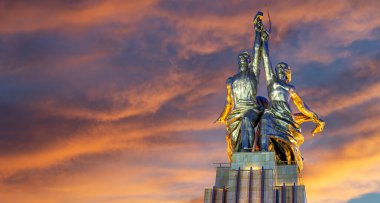MOSCOW, RUSSIA - Haziran 05 2021: Ünlü Sovyet anıtı Rabochiy i Kolkhoznitsa (İşçi ve Kolkhoz Kadını veya İşçi ve Kolektif Çiftçi) heykeltıraş Vera Mukhina, Moskova, Rusya. 1937 'de yapılmış.   