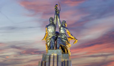 MOSCOW, RUSSIA - Haziran 05 2021: Ünlü Sovyet anıtı Rabochiy i Kolkhoznitsa (İşçi ve Kolkhoz Kadını veya İşçi ve Kolektif Çiftçi) heykeltıraş Vera Mukhina, Moskova, Rusya. 1937 'de yapılmış.   