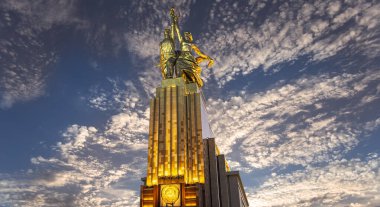 MOSCOW, RUSSIA - Haziran 05 2021: Ünlü Sovyet anıtı Rabochiy i Kolkhoznitsa (İşçi ve Kolkhoz Kadını veya İşçi ve Kolektif Çiftçi) heykeltıraş Vera Mukhina, Moskova, Rusya. 1937 'de yapılmış.   