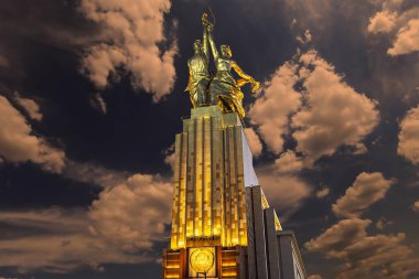 MOSCOW, RUSSIA - Haziran 05 2021: Ünlü Sovyet anıtı Rabochiy i Kolkhoznitsa (İşçi ve Kolkhoz Kadını veya İşçi ve Kolektif Çiftçi) heykeltıraş Vera Mukhina, Moskova, Rusya. 1937 'de yapılmış.   