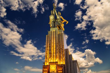 MOSCOW, RUSSIA - Haziran 05 2021: Ünlü Sovyet anıtı Rabochiy i Kolkhoznitsa (İşçi ve Kolkhoz Kadını veya İşçi ve Kolektif Çiftçi) heykeltıraş Vera Mukhina, Moskova, Rusya. 1937 'de yapılmış.   
