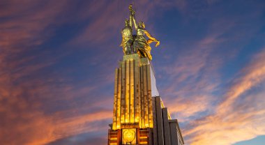 MOSCOW, RUSSIA - Haziran 05 2021: Ünlü Sovyet anıtı Rabochiy i Kolkhoznitsa (İşçi ve Kolkhoz Kadını veya İşçi ve Kolektif Çiftçi) heykeltıraş Vera Mukhina, Moskova, Rusya. 1937 'de yapılmış.   