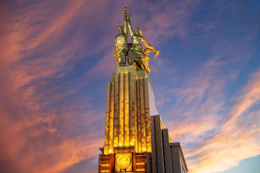 MOSCOW, RUSSIA - Haziran 05 2021: Ünlü Sovyet anıtı Rabochiy i Kolkhoznitsa (İşçi ve Kolkhoz Kadını veya İşçi ve Kolektif Çiftçi) heykeltıraş Vera Mukhina, Moskova, Rusya. 1937 'de yapılmış.   