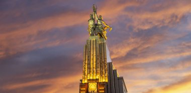 MOSCOW, RUSSIA - Haziran 05 2021: Ünlü Sovyet anıtı Rabochiy i Kolkhoznitsa (İşçi ve Kolkhoz Kadını veya İşçi ve Kolektif Çiftçi) heykeltıraş Vera Mukhina, Moskova, Rusya. 1937 'de yapılmış.   