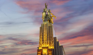 MOSCOW, RUSSIA - Haziran 05 2021: Ünlü Sovyet anıtı Rabochiy i Kolkhoznitsa (İşçi ve Kolkhoz Kadını veya İşçi ve Kolektif Çiftçi) heykeltıraş Vera Mukhina, Moskova, Rusya. 1937 'de yapılmış.   