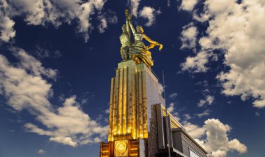 MOSCOW, RUSSIA - Haziran 05 2021: Ünlü Sovyet anıtı Rabochiy i Kolkhoznitsa (İşçi ve Kolkhoz Kadını veya İşçi ve Kolektif Çiftçi) heykeltıraş Vera Mukhina, Moskova, Rusya. 1937 'de yapılmış.   