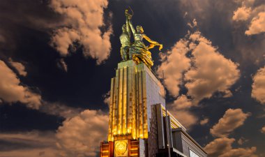 MOSCOW, RUSSIA - Haziran 05 2021: Ünlü Sovyet anıtı Rabochiy i Kolkhoznitsa (İşçi ve Kolkhoz Kadını veya İşçi ve Kolektif Çiftçi) heykeltıraş Vera Mukhina, Moskova, Rusya. 1937 'de yapılmış.   