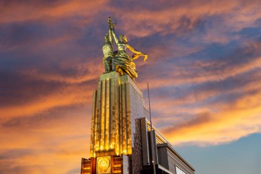 MOSCOW, RUSSIA - Haziran 05 2021: Ünlü Sovyet anıtı Rabochiy i Kolkhoznitsa (İşçi ve Kolkhoz Kadını veya İşçi ve Kolektif Çiftçi) heykeltıraş Vera Mukhina, Moskova, Rusya. 1937 'de yapılmış.   