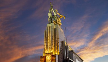 MOSCOW, RUSSIA - Haziran 05 2021: Ünlü Sovyet anıtı Rabochiy i Kolkhoznitsa (İşçi ve Kolkhoz Kadını veya İşçi ve Kolektif Çiftçi) heykeltıraş Vera Mukhina, Moskova, Rusya. 1937 'de yapılmış.   