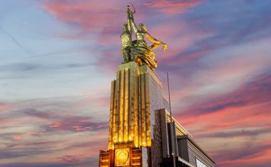 MOSCOW, RUSSIA - Haziran 05 2021: Ünlü Sovyet anıtı Rabochiy i Kolkhoznitsa (İşçi ve Kolkhoz Kadını veya İşçi ve Kolektif Çiftçi) heykeltıraş Vera Mukhina, Moskova, Rusya. 1937 'de yapılmış.   