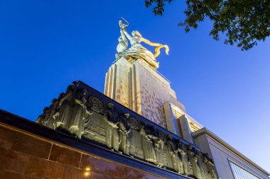 MOSCOW, RUSSIA - Haziran 05 2021: Ünlü Sovyet anıtı Rabochiy i Kolkhoznitsa (İşçi ve Kolkhoz Kadını veya İşçi ve Kolektif Çiftçi) heykeltıraş Vera Mukhina, Moskova, Rusya. 1937 'de yapılmış.   