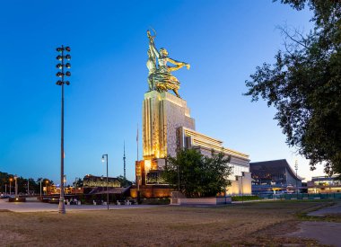 MOSCOW, RUSSIA - Haziran 05 2021: Ünlü Sovyet anıtı Rabochiy i Kolkhoznitsa (İşçi ve Kolkhoz Kadını veya İşçi ve Kolektif Çiftçi) heykeltıraş Vera Mukhina, Moskova, Rusya. 1937 'de yapılmış.   