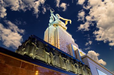 MOSCOW, RUSSIA - Haziran 05 2021: Ünlü Sovyet anıtı Rabochiy i Kolkhoznitsa (İşçi ve Kolkhoz Kadını veya İşçi ve Kolektif Çiftçi) heykeltıraş Vera Mukhina, Moskova, Rusya. 1937 'de yapılmış.   