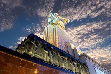 MOSCOW, RUSSIA - Haziran 05 2021: Ünlü Sovyet anıtı Rabochiy i Kolkhoznitsa (İşçi ve Kolkhoz Kadını veya İşçi ve Kolektif Çiftçi) heykeltıraş Vera Mukhina, Moskova, Rusya. 1937 'de yapılmış.   
