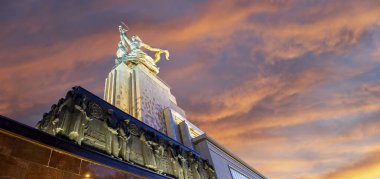 MOSCOW, RUSSIA - Haziran 05 2021: Ünlü Sovyet anıtı Rabochiy i Kolkhoznitsa (İşçi ve Kolkhoz Kadını veya İşçi ve Kolektif Çiftçi) heykeltıraş Vera Mukhina, Moskova, Rusya. 1937 'de yapılmış.   