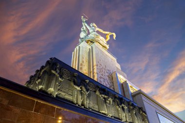 MOSCOW, RUSSIA - Haziran 05 2021: Ünlü Sovyet anıtı Rabochiy i Kolkhoznitsa (İşçi ve Kolkhoz Kadını veya İşçi ve Kolektif Çiftçi) heykeltıraş Vera Mukhina, Moskova, Rusya. 1937 'de yapılmış.   