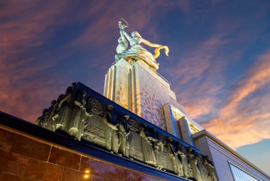 MOSCOW, RUSSIA - Haziran 05 2021: Ünlü Sovyet anıtı Rabochiy i Kolkhoznitsa (İşçi ve Kolkhoz Kadını veya İşçi ve Kolektif Çiftçi) heykeltıraş Vera Mukhina, Moskova, Rusya. 1937 'de yapılmış.   