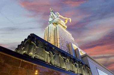 MOSCOW, RUSSIA - Haziran 05 2021: Ünlü Sovyet anıtı Rabochiy i Kolkhoznitsa (İşçi ve Kolkhoz Kadını veya İşçi ve Kolektif Çiftçi) heykeltıraş Vera Mukhina, Moskova, Rusya. 1937 'de yapılmış.   