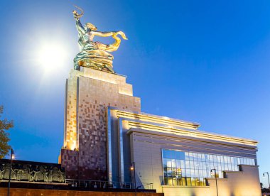 MOSCOW, RUSSIA - Haziran 05 2021: Ünlü Sovyet anıtı Rabochiy i Kolkhoznitsa (İşçi ve Kolkhoz Kadını veya İşçi ve Kolektif Çiftçi) heykeltıraş Vera Mukhina, Moskova, Rusya. 1937 'de yapılmış.   