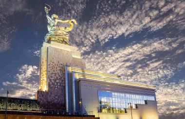 MOSCOW, RUSSIA - Haziran 05 2021: Ünlü Sovyet anıtı Rabochiy i Kolkhoznitsa (İşçi ve Kolkhoz Kadını veya İşçi ve Kolektif Çiftçi) heykeltıraş Vera Mukhina, Moskova, Rusya. 1937 'de yapılmış.   