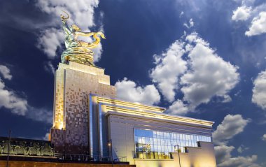 MOSCOW, RUSSIA - Haziran 05 2021: Ünlü Sovyet anıtı Rabochiy i Kolkhoznitsa (İşçi ve Kolkhoz Kadını veya İşçi ve Kolektif Çiftçi) heykeltıraş Vera Mukhina, Moskova, Rusya. 1937 'de yapılmış.   