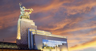 MOSCOW, RUSSIA - Haziran 05 2021: Ünlü Sovyet anıtı Rabochiy i Kolkhoznitsa (İşçi ve Kolkhoz Kadını veya İşçi ve Kolektif Çiftçi) heykeltıraş Vera Mukhina, Moskova, Rusya. 1937 'de yapılmış.   