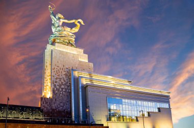 MOSCOW, RUSSIA - Haziran 05 2021: Ünlü Sovyet anıtı Rabochiy i Kolkhoznitsa (İşçi ve Kolkhoz Kadını veya İşçi ve Kolektif Çiftçi) heykeltıraş Vera Mukhina, Moskova, Rusya. 1937 'de yapılmış.   