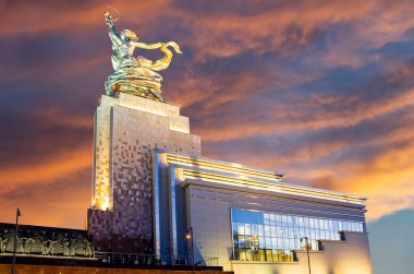 MOSCOW, RUSSIA - Haziran 05 2021: Ünlü Sovyet anıtı Rabochiy i Kolkhoznitsa (İşçi ve Kolkhoz Kadını veya İşçi ve Kolektif Çiftçi) heykeltıraş Vera Mukhina, Moskova, Rusya. 1937 'de yapılmış.   