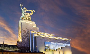 MOSCOW, RUSSIA - Haziran 05 2021: Ünlü Sovyet anıtı Rabochiy i Kolkhoznitsa (İşçi ve Kolkhoz Kadını veya İşçi ve Kolektif Çiftçi) heykeltıraş Vera Mukhina, Moskova, Rusya. 1937 'de yapılmış.   