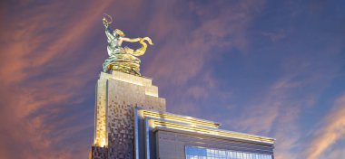 MOSCOW, RUSSIA - Haziran 05 2021: Ünlü Sovyet anıtı Rabochiy i Kolkhoznitsa (İşçi ve Kolkhoz Kadını veya İşçi ve Kolektif Çiftçi) heykeltıraş Vera Mukhina, Moskova, Rusya. 1937 'de yapılmış.   